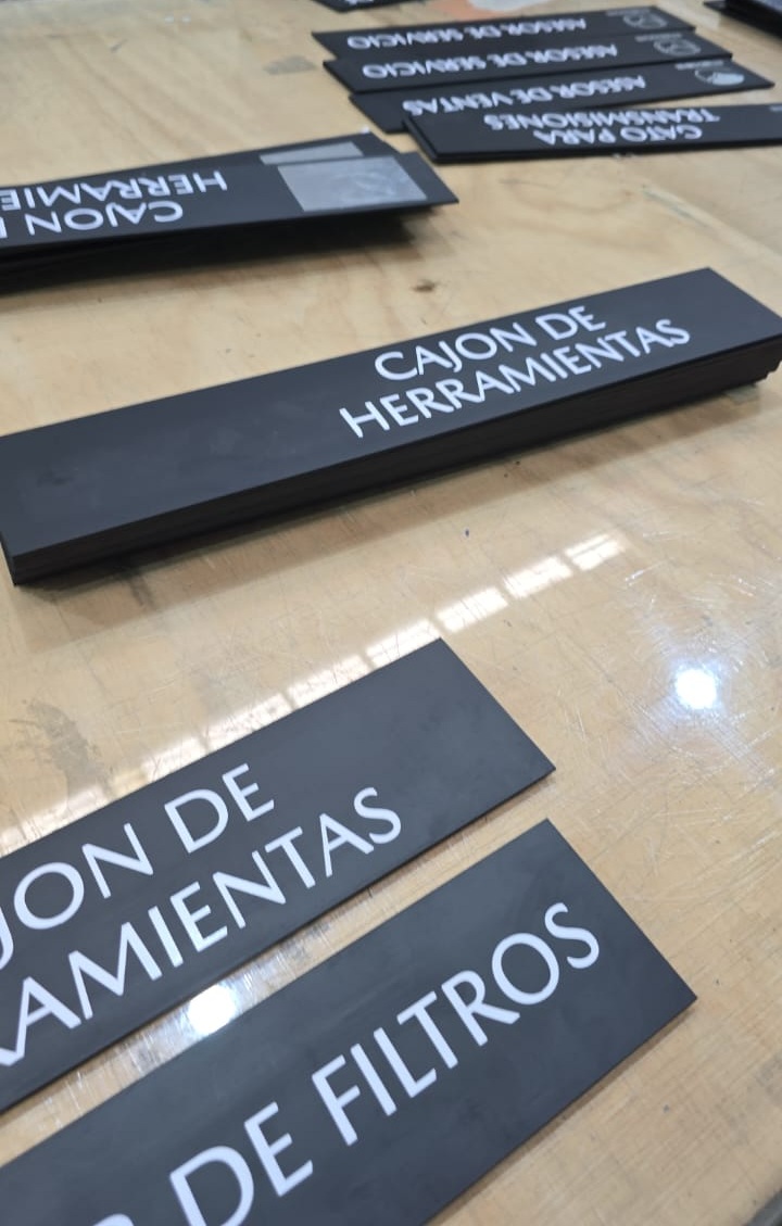 Fabricación de placas para señalética corporativa