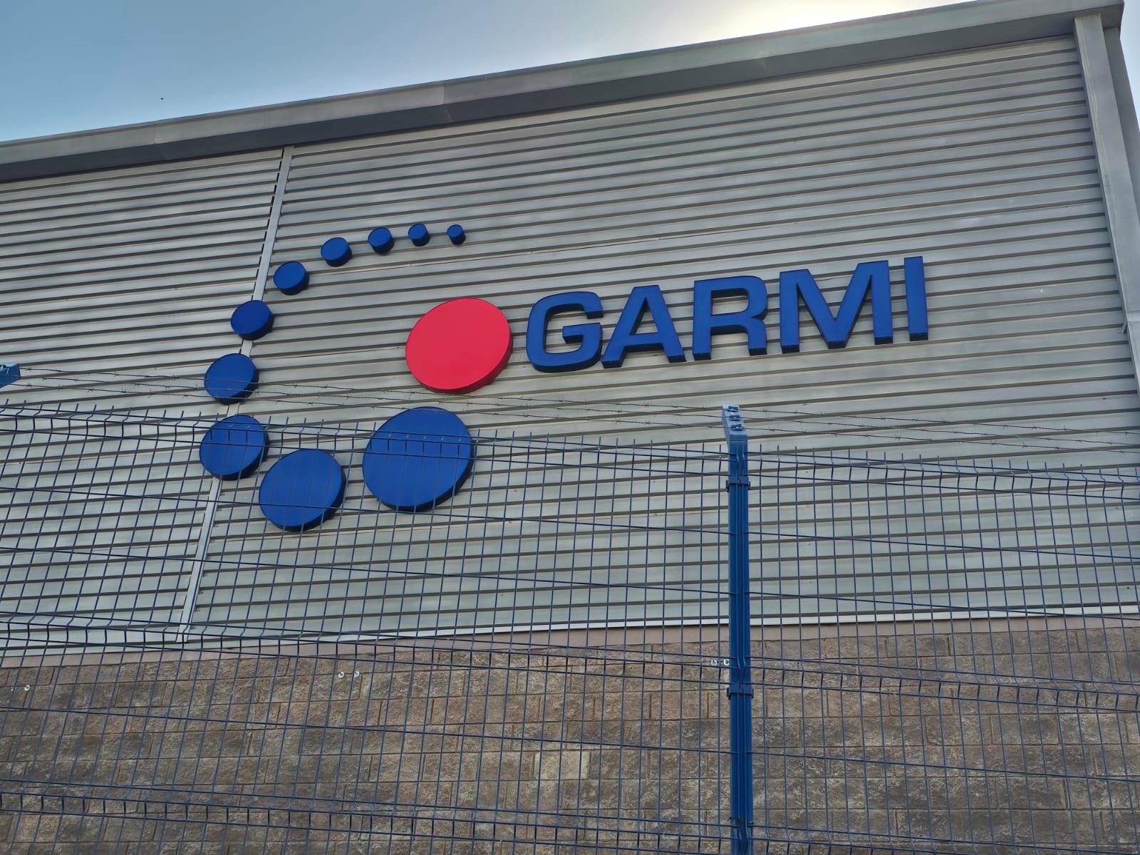 Fachada industrial con letras 3D