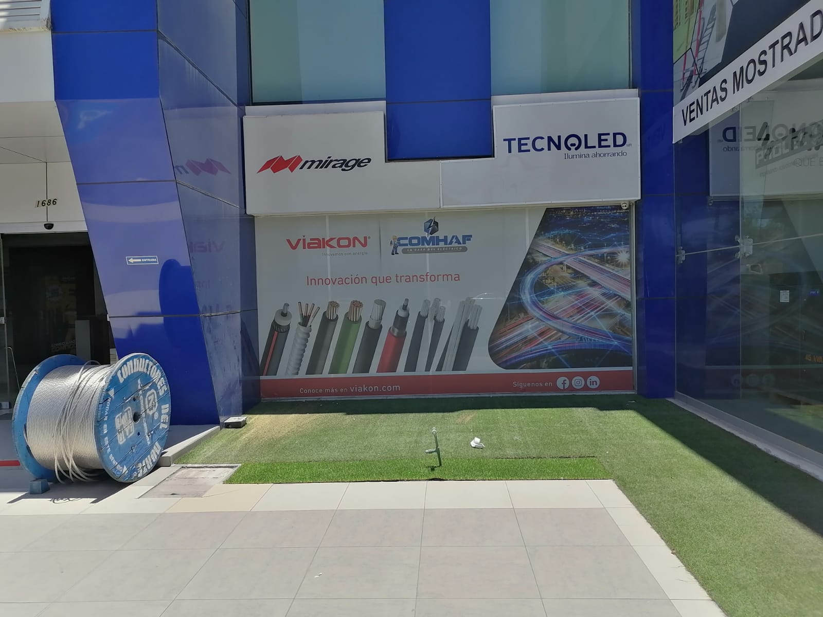 Fachada comercial con vinil en ventanal