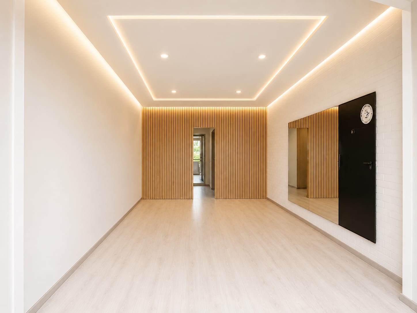 Interior premium con panel de madera y luz LED ambiental