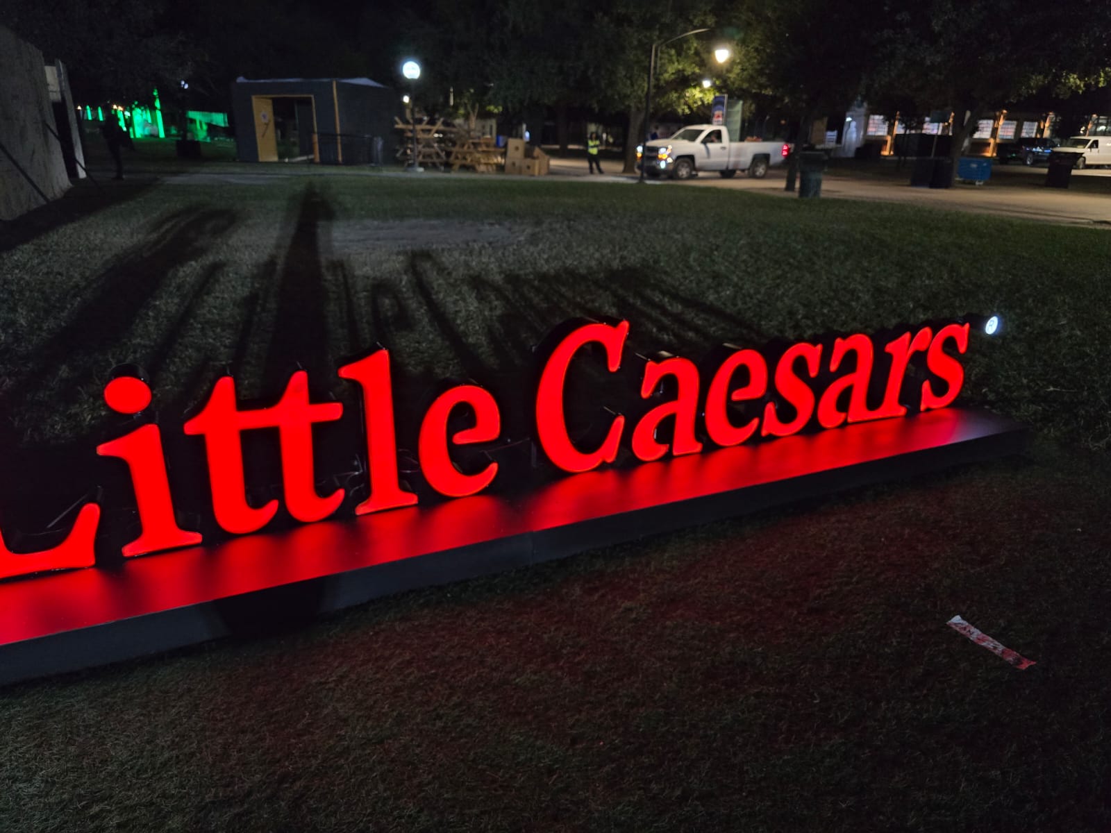 Letras 3D luminosas en exterior nocturno