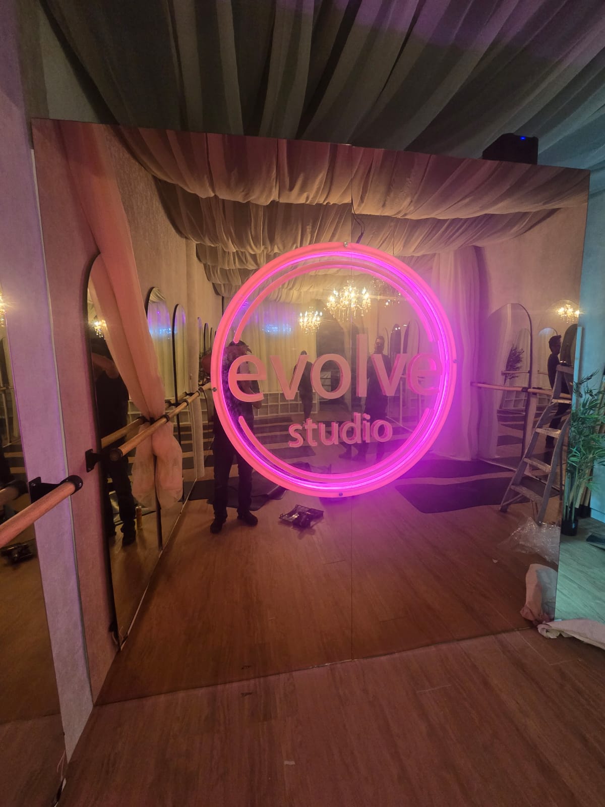 Letras y neón de Evolve Studio realizadas por DSX
