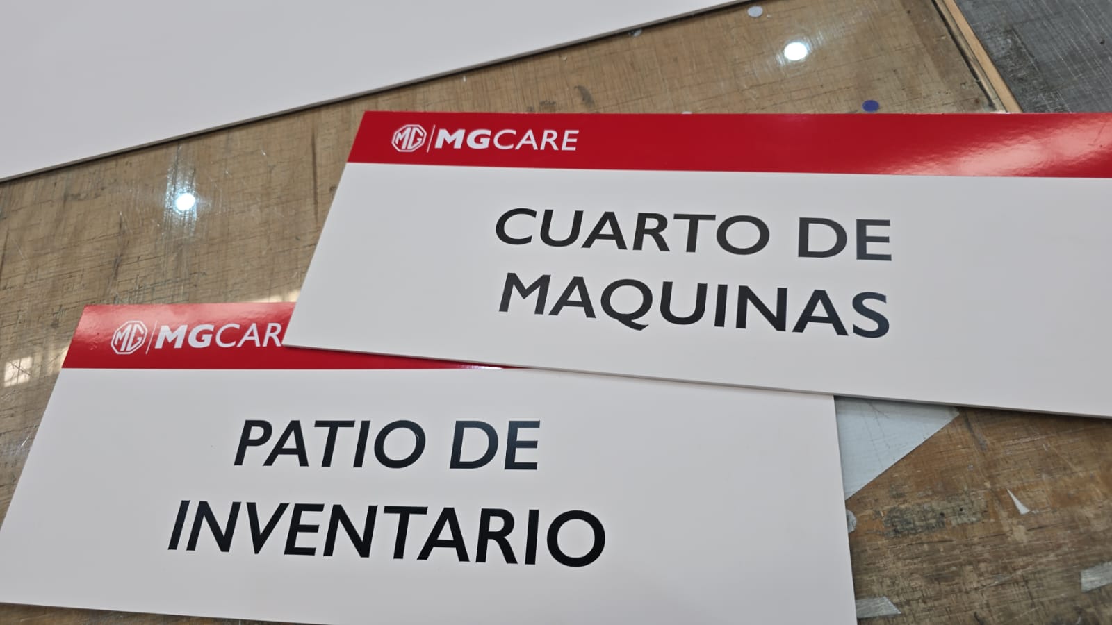 Señalética interior para MG Care realizada por DSX