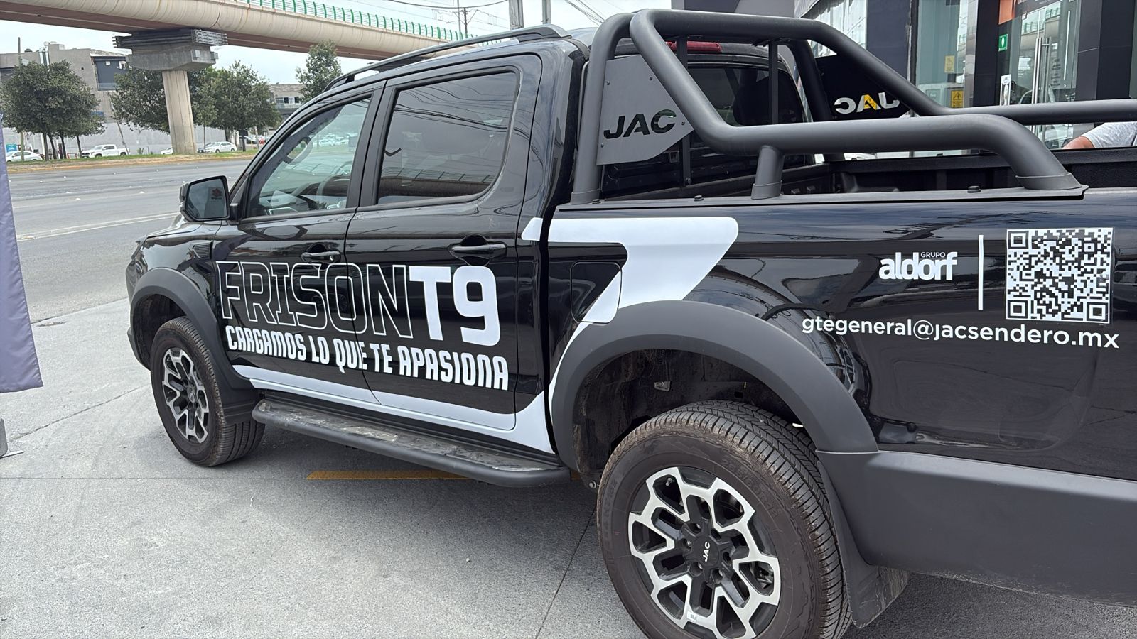 Rotulación vehicular de alto impacto aplicada en pickup comercial