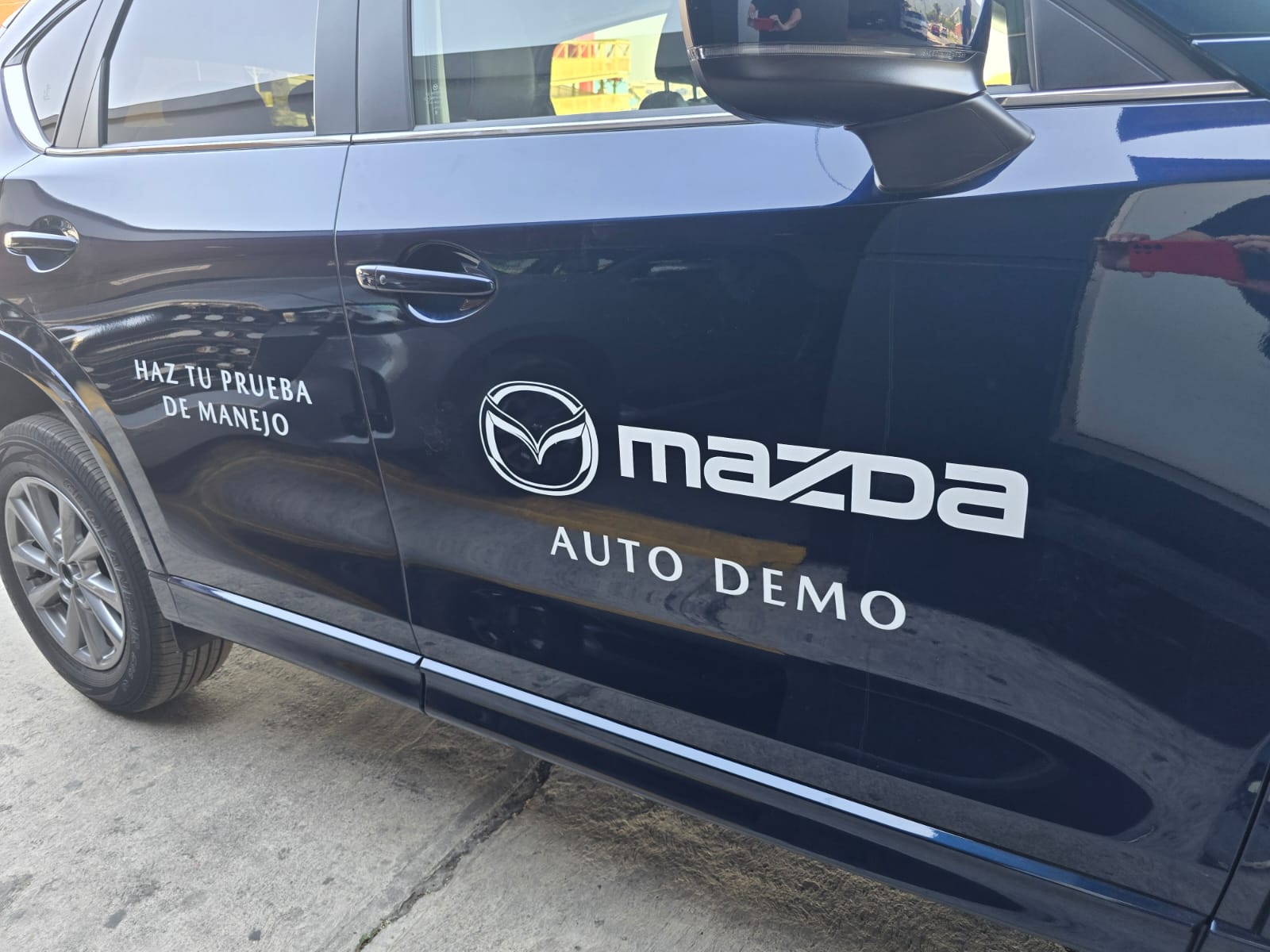 Rotulación de auto demo oscuro